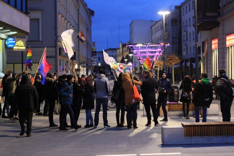 Pikieta przeciwko Karcie LGBT+ w Opolu. I kontrpikieta.