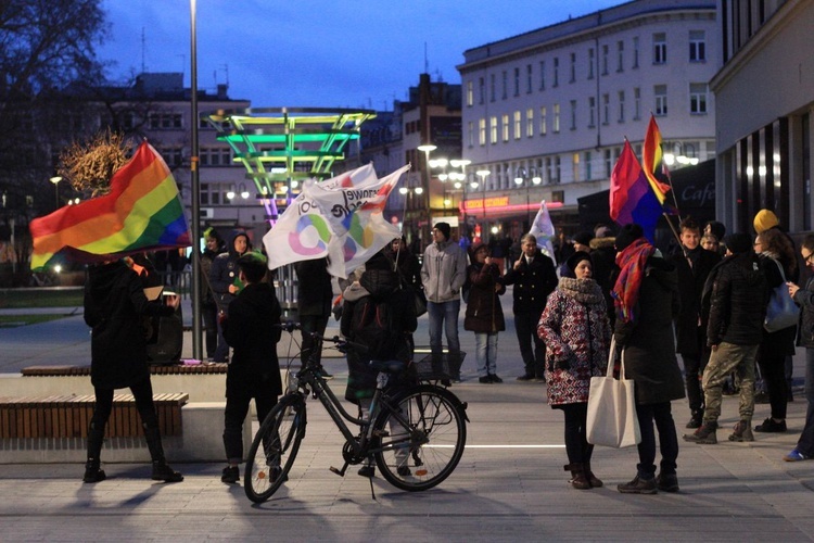 Pikieta przeciwko Karcie LGBT+ w Opolu. I kontrpikieta.