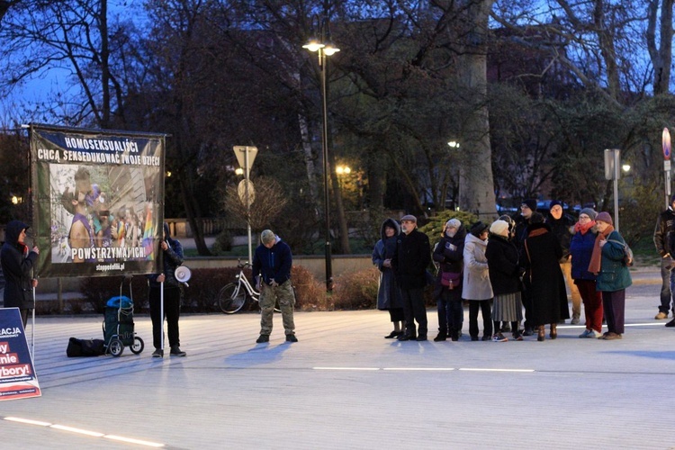 Pikieta przeciwko Karcie LGBT+ w Opolu. I kontrpikieta.