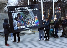 Pikieta przeciwko Karcie LGBT+ w Opolu. I kontrpikieta.