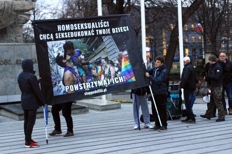 Pikieta przeciwko Karcie LGBT+ w Opolu. I kontrpikieta.
