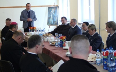 Spotkanie więźniów, funkcjonariuszy i kapelanów z biskupem