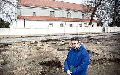 Prof. Marcin Solarz z Wydziału Geografii i Studiów Regionalnych UW, mieszkaniec i pasjonat historii Błonia, na terenie wykopalisk archeologicznych.