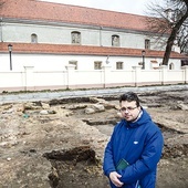 Prof. Marcin Solarz z Wydziału Geografii i Studiów Regionalnych UW, mieszkaniec i pasjonat historii Błonia, na terenie wykopalisk archeologicznych.