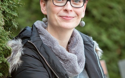Dr Aneta Rayzacher-Majewska – katechetka, pracownik naukowo-dydaktyczny Wydziału Teologicznego UKSW. jest rzeczoznawcą ds. oceny programów nauczania religii i podręczników katechetycznych przy Komisji Wychowania Katolickiego KEP.
Żona i mama.