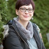 Dr Aneta Rayzacher-Majewska – katechetka, pracownik naukowo-dydaktyczny Wydziału Teologicznego UKSW. jest rzeczoznawcą ds. oceny programów nauczania religii i podręczników katechetycznych przy Komisji Wychowania Katolickiego KEP.
Żona i mama.