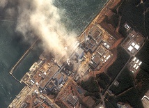 Zdjęcie satelitarne elektrowni jądrowej Fukushima, wykonane po trzęsieniu ziemi w 2011 r. W usytuowanej nad Pacyfikiem elektrowni zniszczeniu uległy trzy z sześciu reaktorów.  Osiem lat po katastrofie wciąż nie wiemy, jaka jest sytuacja w zniszczonych budynkach.