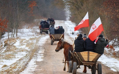 Na teren tego,  co pozostało z Huty Pieniackiej, najłatwiej dostać się furmanką.