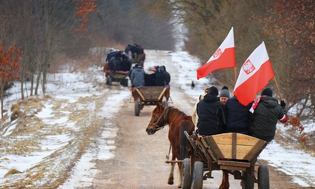 Na teren tego,  co pozostało z Huty Pieniackiej, najłatwiej dostać się furmanką.