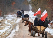 Na teren tego,  co pozostało z Huty Pieniackiej, najłatwiej dostać się furmanką.