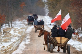 Na teren tego,  co pozostało z Huty Pieniackiej, najłatwiej dostać się furmanką.