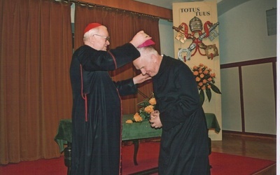Kardynał nakłada piuskę bp Ignacemu.