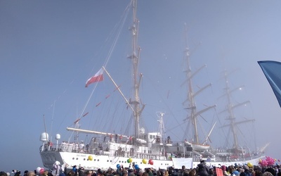 Tysiące osób witały "Dar Młodzieży" w Gdyni.