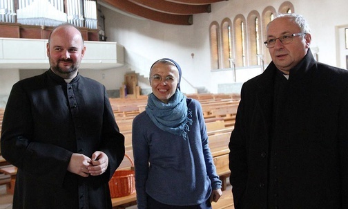 Od lewej: ks. Konrad Jaworecki, s. Joanna Nowińska i ks. Fryderyk Tarabuła.