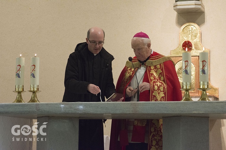 Poświęcenie nowych stacji drogi krzyżowej w Dzierżoniowie