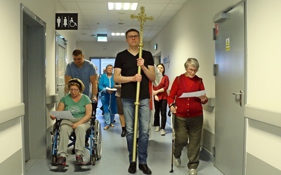 Wrocław. Przeszli Drogą Krzyżową korytarzami szpitala