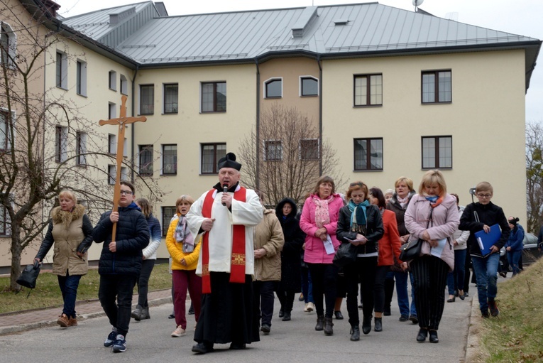 Nabożeństwo prowadzi proboszcz ks. Zenon Sala, dyrektor ekonomiczny seminarium.