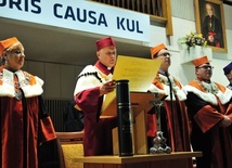 Uroczystość nadania tytułu doktora honoris causa KUL prof. A. Jamesowi McAdamsowi