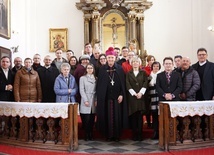 Pamiątkowe zdjęcie organistów z biskupem świdnickim.