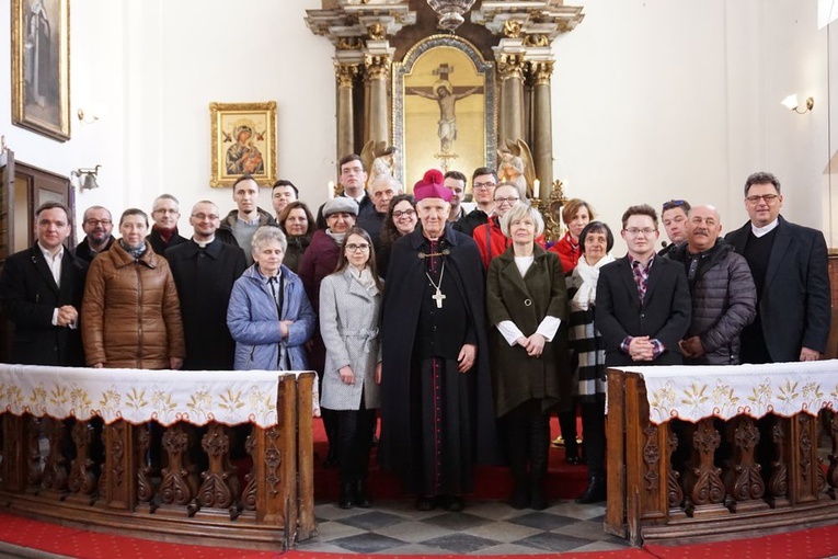 Pamiątkowe zdjęcie organistów z biskupem świdnickim.