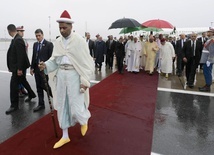 Podczas powitania na lotnisku z królem Mohhamedem VI