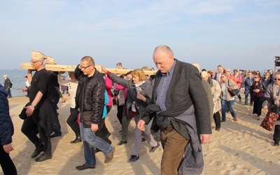 Gdańszczanie z krzyżem na plaży