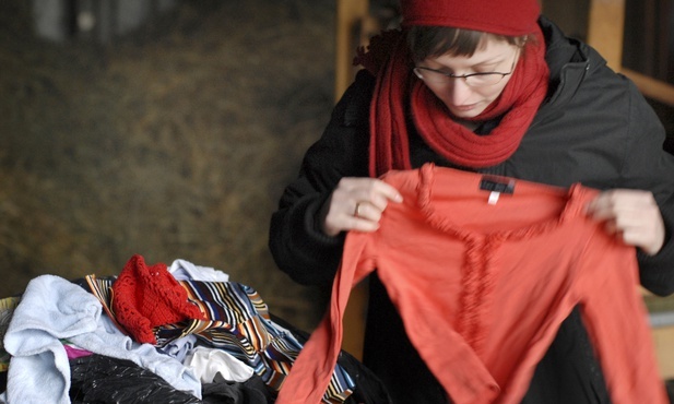 Podaruj bezdomnym ubrania. Muszą być w dobrym stanie i przydatne dla osób żyjących na ulicy.