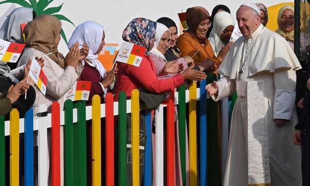Franciszek wśród kobiet w ośrodku pomocy w Temara