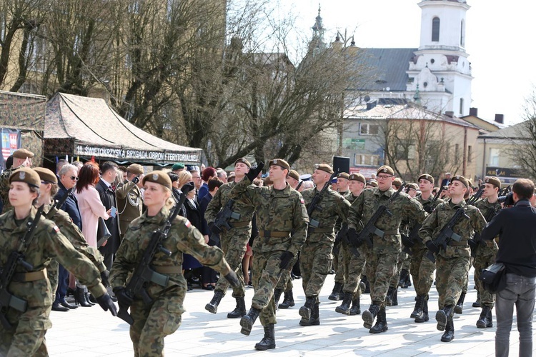 Przysięga terytorialsów na ostrowieckim Rynku