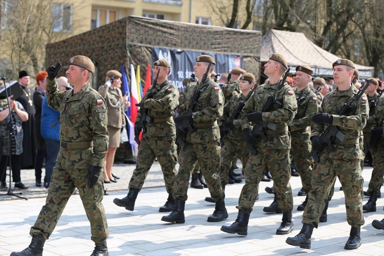 Przysięga terytorialsów na ostrowieckim Rynku