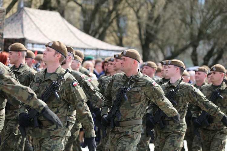 Przysięga terytorialsów na ostrowieckim Rynku