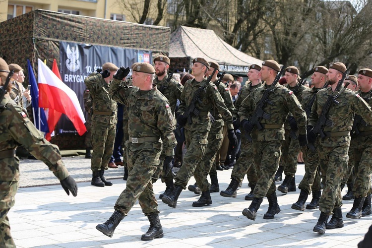 Przysięga terytorialsów na ostrowieckim Rynku