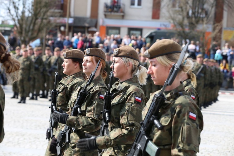 Przysięga terytorialsów na ostrowieckim Rynku