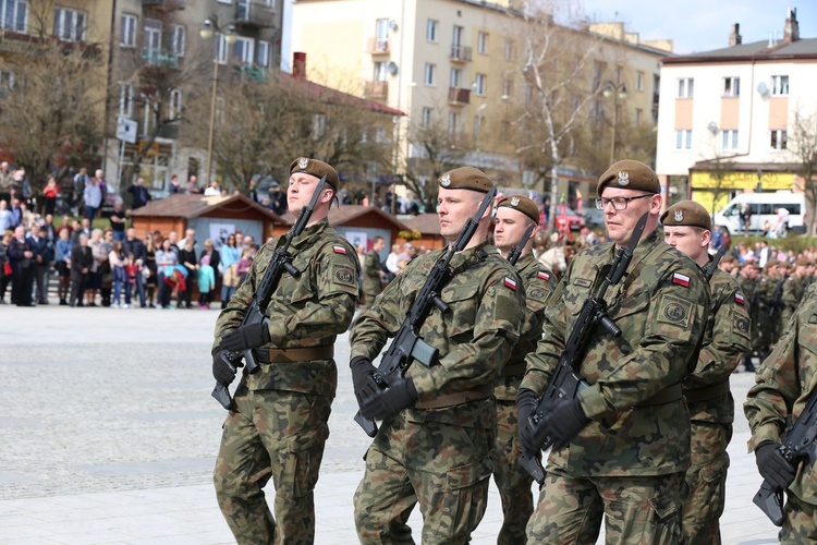 Przysięga terytorialsów na ostrowieckim Rynku