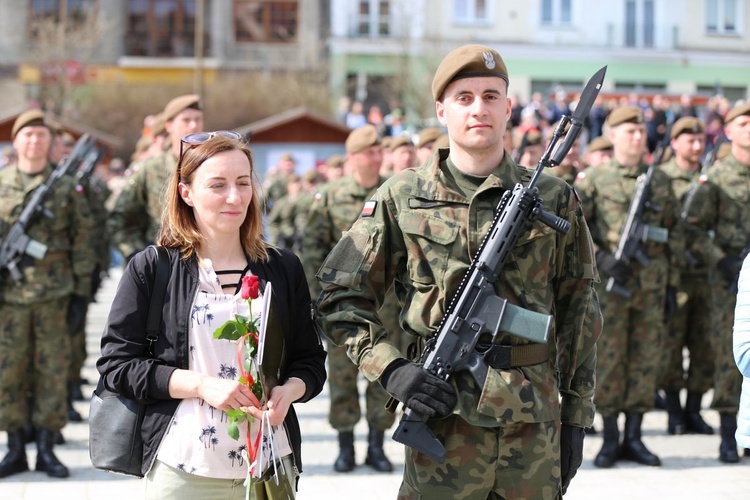 Przysięga terytorialsów na ostrowieckim Rynku