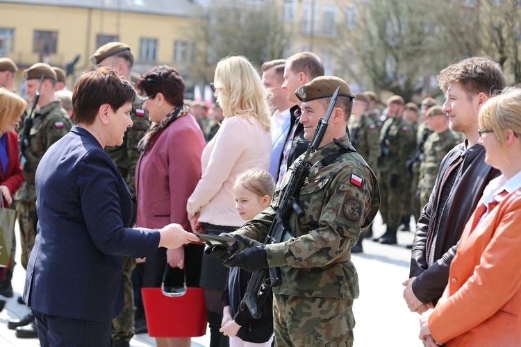 Przysięga terytorialsów na ostrowieckim Rynku