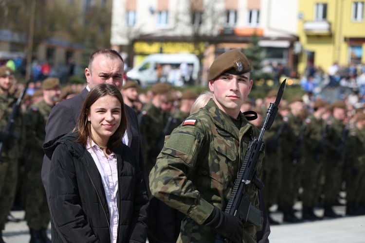 Przysięga terytorialsów na ostrowieckim Rynku