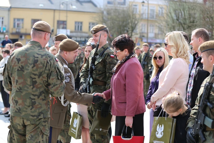 Przysięga terytorialsów na ostrowieckim Rynku