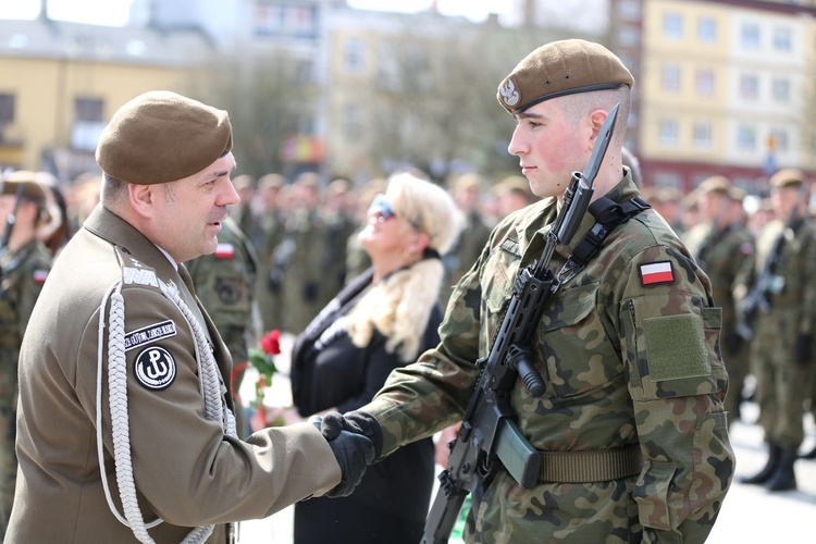 Przysięga terytorialsów na ostrowieckim Rynku