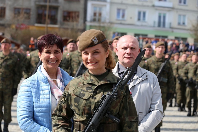 Przysięga terytorialsów na ostrowieckim Rynku