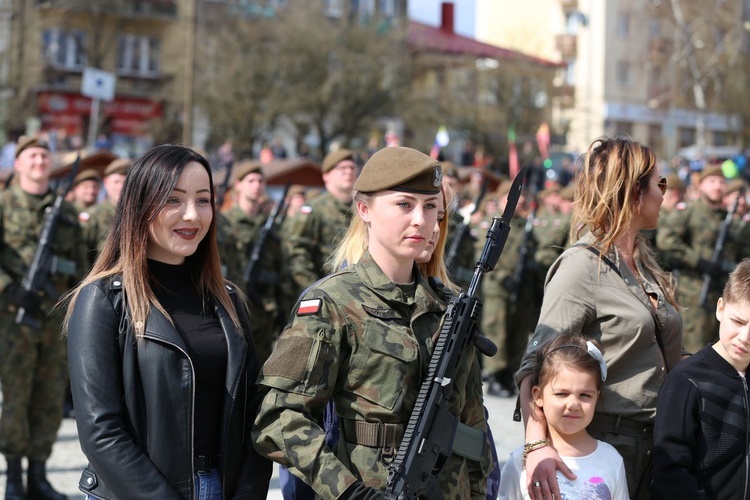 Przysięga terytorialsów na ostrowieckim Rynku