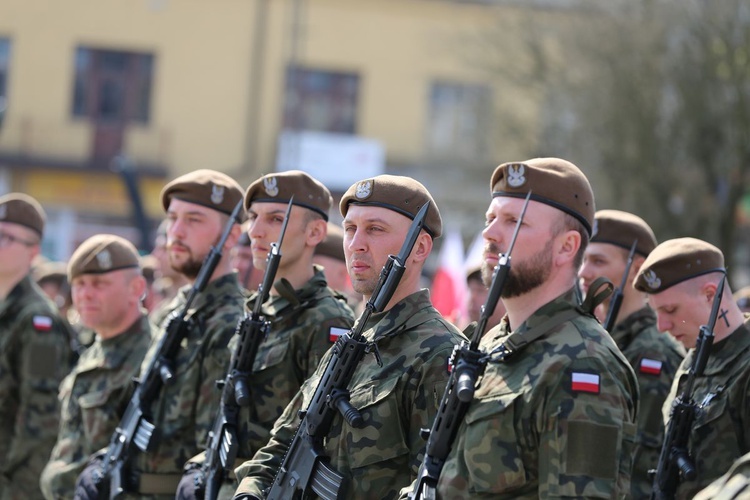 Przysięga terytorialsów na ostrowieckim Rynku