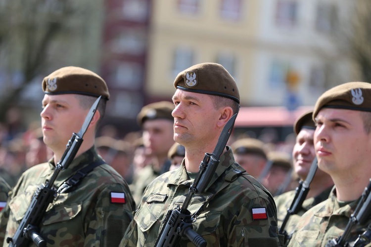 Przysięga terytorialsów na ostrowieckim Rynku