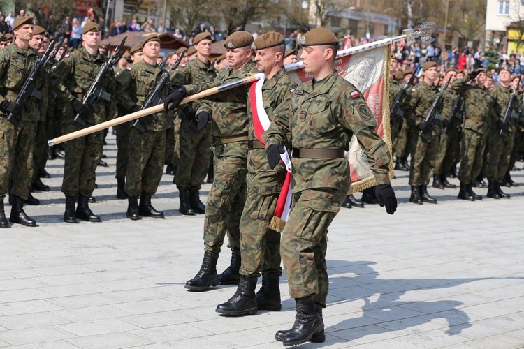 Przysięga terytorialsów na ostrowieckim Rynku