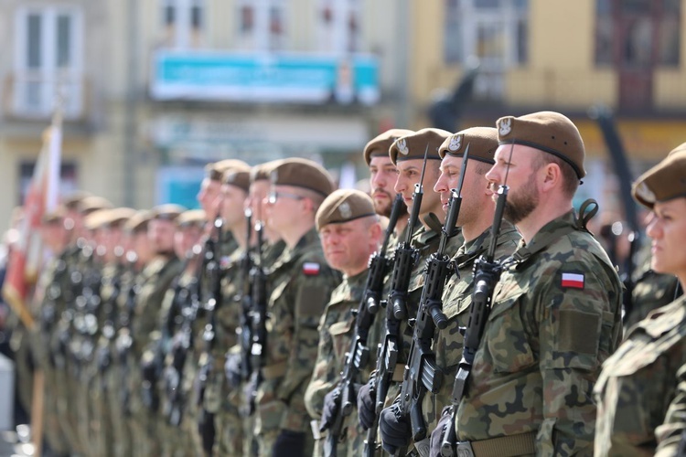 Przysięga terytorialsów na ostrowieckim Rynku