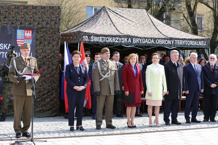 Przysięga terytorialsów na ostrowieckim Rynku