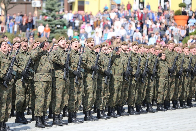 Przysięga terytorialsów na ostrowieckim Rynku