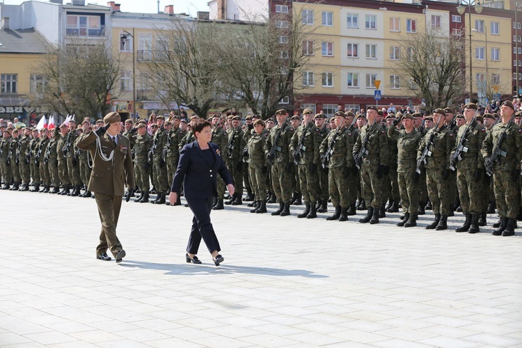 Przysięga terytorialsów na ostrowieckim Rynku