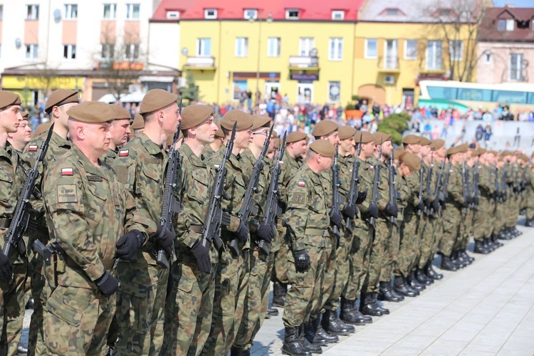 Przysięga terytorialsów na ostrowieckim Rynku