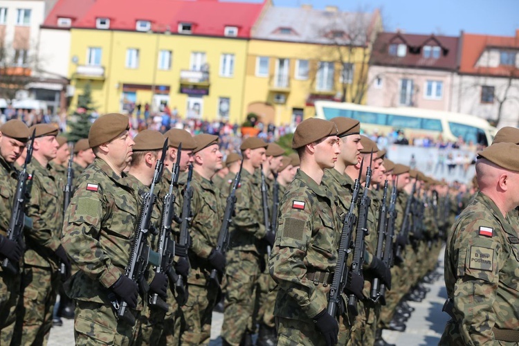 Przysięga terytorialsów na ostrowieckim Rynku